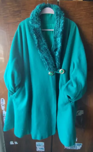 Abrigo verde con detalles de pelo