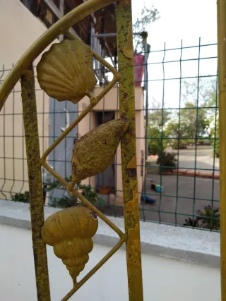 Estantería metálica amarilla decorativa