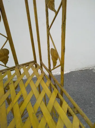 Estantería metálica amarilla decorativa