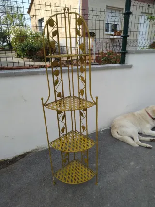 Estantería metálica amarilla decorativa