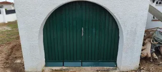 Puerta de garaje verde