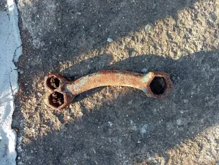Herramientas, antigua llave fija oxidada.