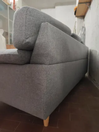 Divano 3 posti in tessuto grigio.