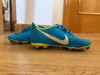 Botas de fútbol Nike azules y amarillas