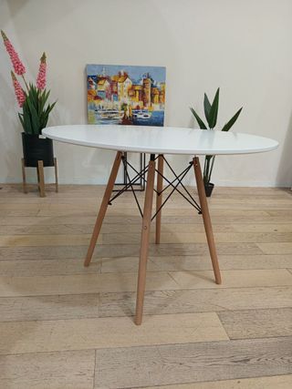 Mesa redonda blanca de madera