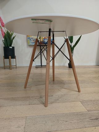 Mesa redonda blanca de madera