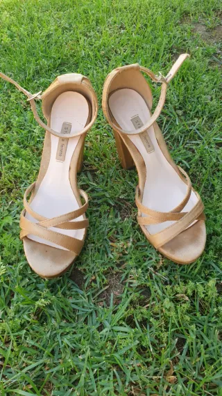 Sandalias Sfera doradas tacón
