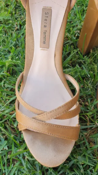 Sandalias Sfera doradas tacón