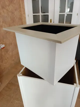 Mueble macetero alto beige y blanco