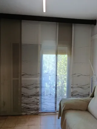 Cortinas de tela beige y grises