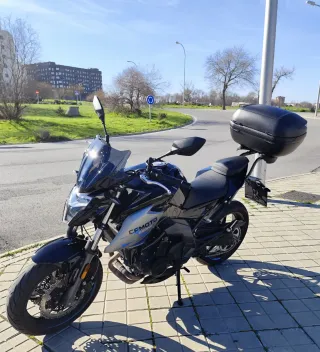 CFMoto 650NK 2023 A2 con maleta GIVI