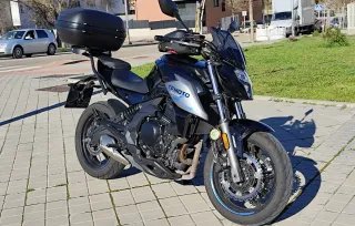 CFMoto 650NK 2023 A2 con maleta GIVI