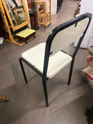 Silla moderna negra y blanca
