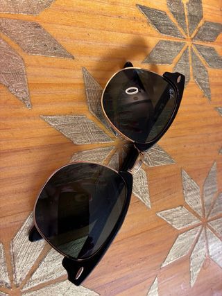 Gafas de sol Ray-Ban Clubmaster negras y doradas