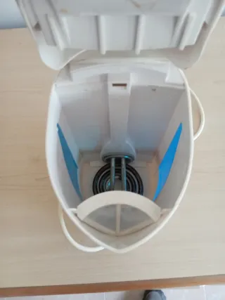 Hervidor de agua eléctrico blanco