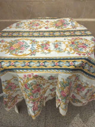 Toalha de mesa com folho floral
