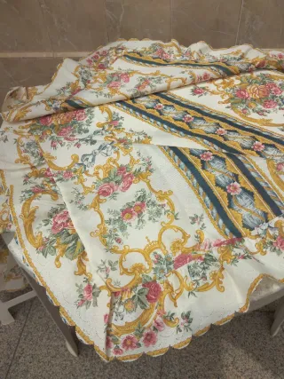 Toalha de mesa com folho floral