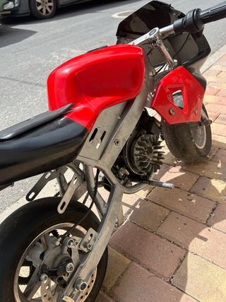 Minimoto deportiva roja y negra