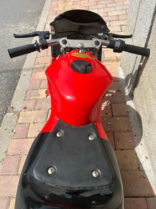 Minimoto deportiva roja y negra
