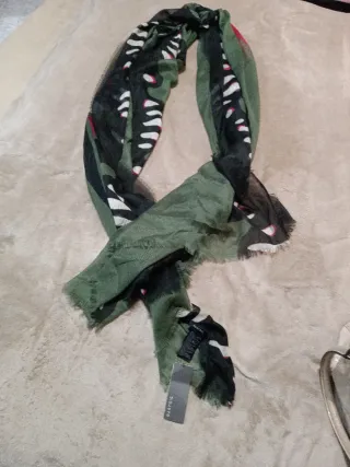 Fular estampado verde y rosa.con etiqueta.