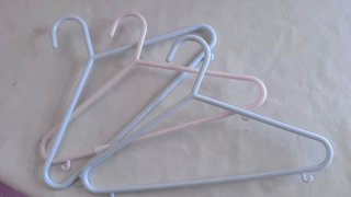 Pack cojín de para bebé y 3 perchas