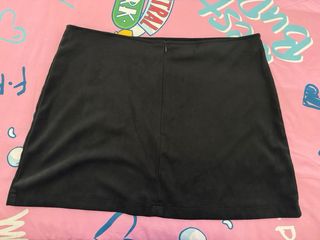 Falda negra ante tachuelas