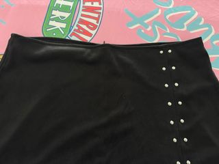 Falda negra ante tachuelas