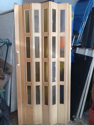 Puerta plegable de madera con cristal de 2 mt y 1m