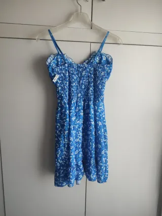 Vestido floral azul con tirantes