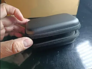 Funda rígida negra para cámara compacta