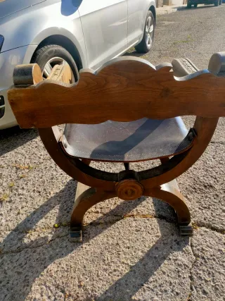 Silla antigua de madera y cuero