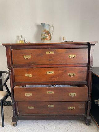 Cómoda antigua de madera.