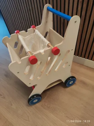 Carrito de madera para jugar