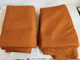 Colchas marrones con diseño geométrico