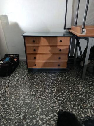 Cómoda negra con detalles en mimbre