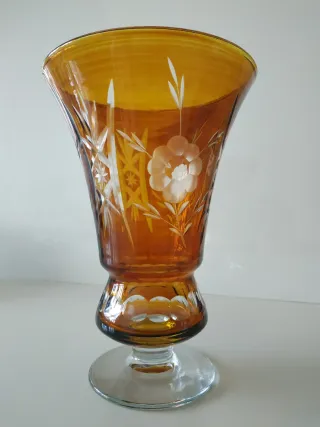 Jarrón ámbar tallado antiguo