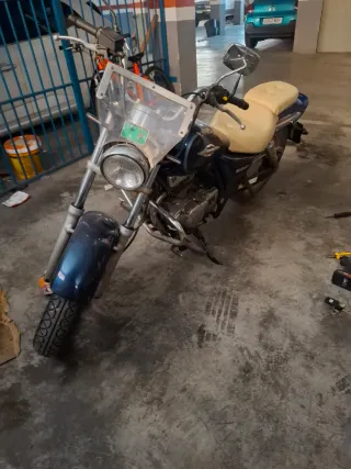 Suzuki Cruiser Moto Azul y Beige