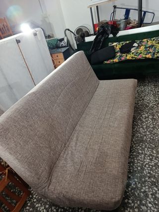 Sofá cama de tela beige y verde