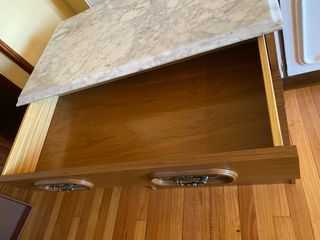 Cómoda de madera con tapa de mármol