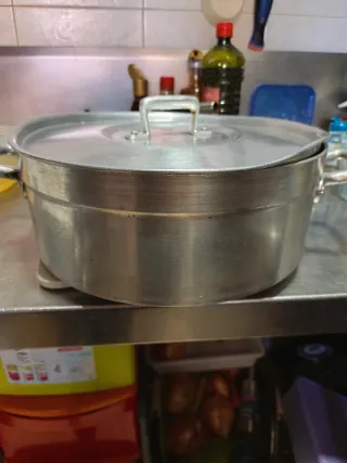 Olla de porcelana y aluminio marrón