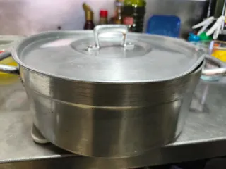 Olla de porcelana y aluminio marrón