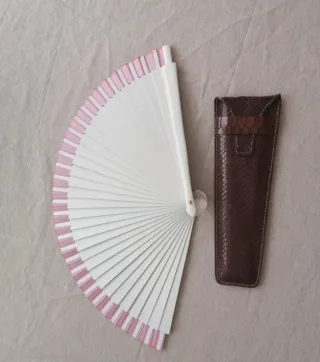 Funda de piel y abanico con corazones