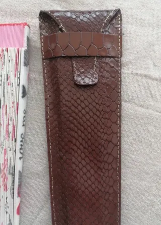 Funda de piel y abanico con corazones