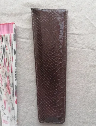Funda de piel y abanico con corazones