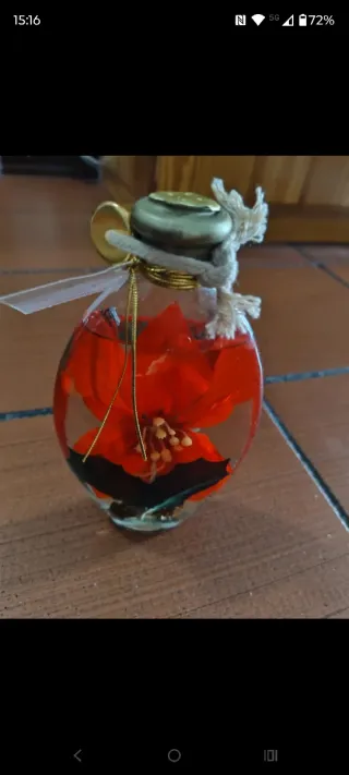 Lampada ad olio con fiori rossi