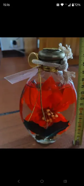 Lampada ad olio con fiori rossi