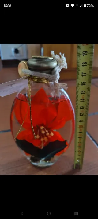 Lampada ad olio con fiori rossi