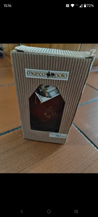 Lampada ad olio con fiori rossi