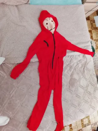 Disfraz rojo con máscara