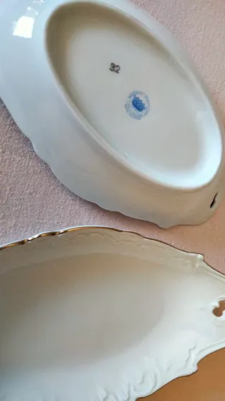 Bandejas de porcelana con borde dorado (2)